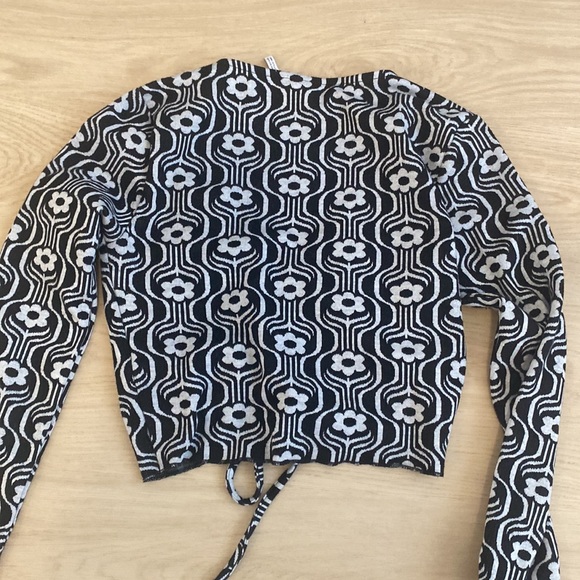 Black and White Floral Top - Picture 2 of 2